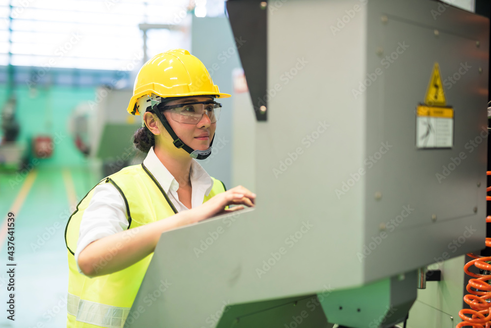 Factory worker control lache automate machine Factory worker control lache automate machine