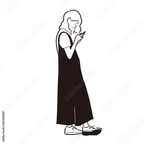 スマホを見る女性