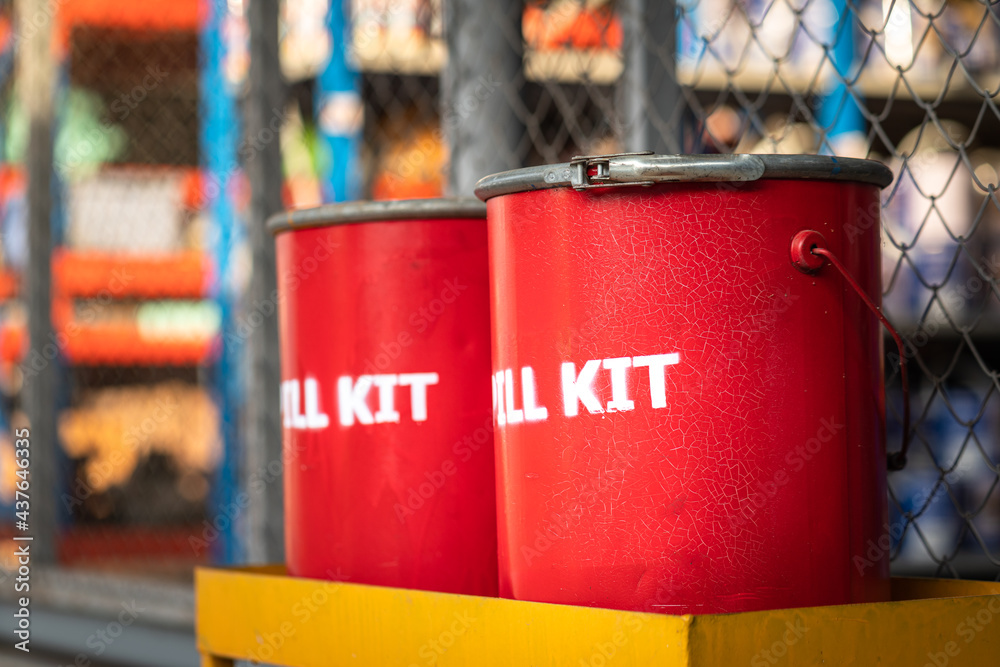 Foto Stock Spill kit containment boxes are prepared and placed in front