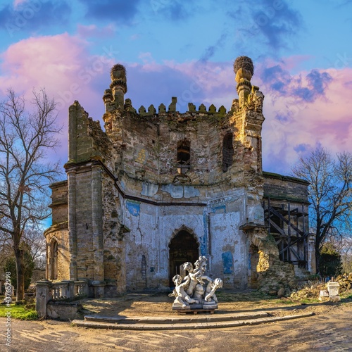 Abandoned Kuris manor in Ukraine photo