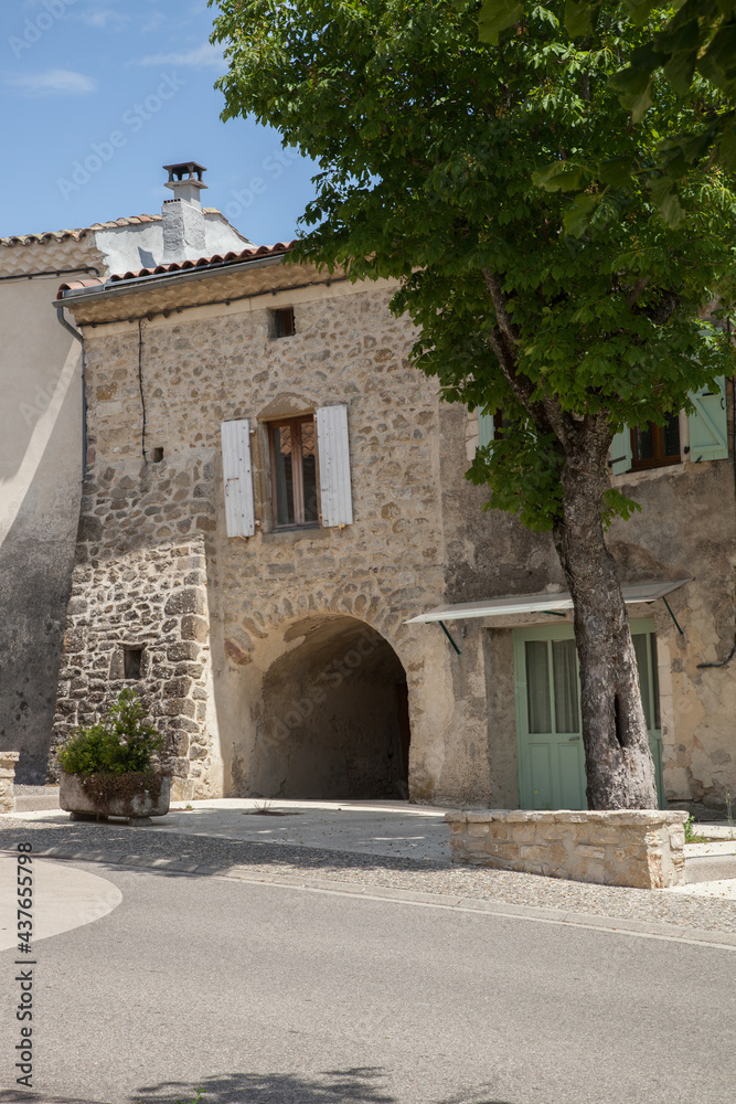 Vieille maison avec arceau dans le vieux village de Roynac en Drôme provençale