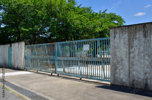 大きな柵の門は閉じられていて誰もいません。看板には「警備中」と書いてあります。