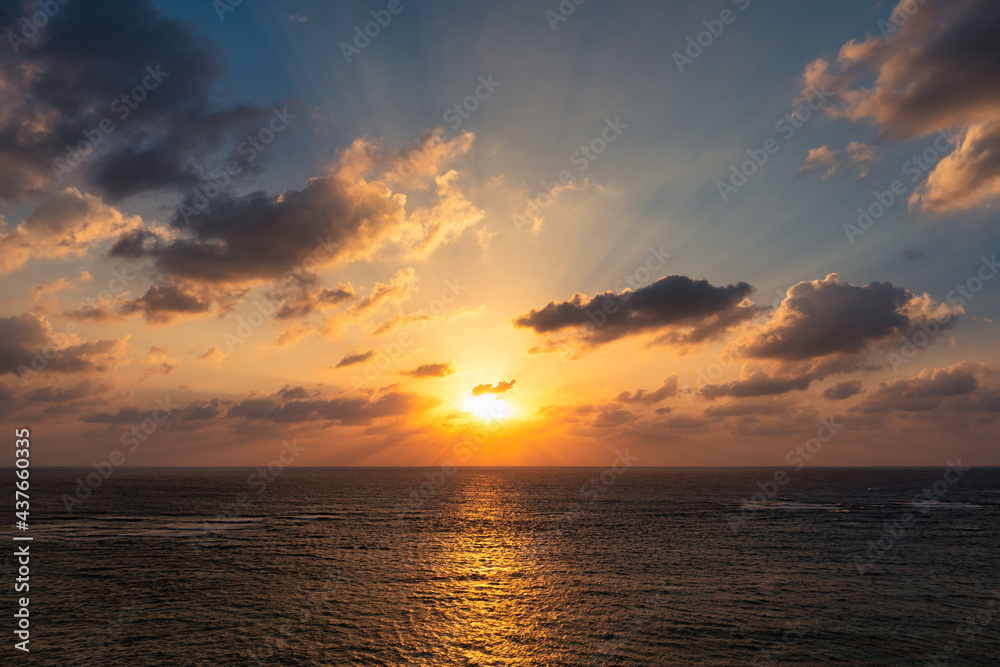 沖縄の海に沈む美しい夕日