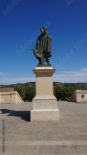 STATUE DE D'ARTAGNAN A AUCH (Gers) photo