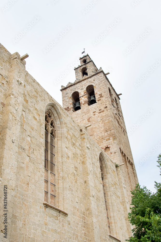 Edificación religiosa de estilo románico gótico en la población de Sant Cugat en Barcelona.