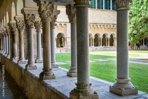 Edificación religiosa de estilo románico gótico en la población de Sant Cugat en Barcelona.