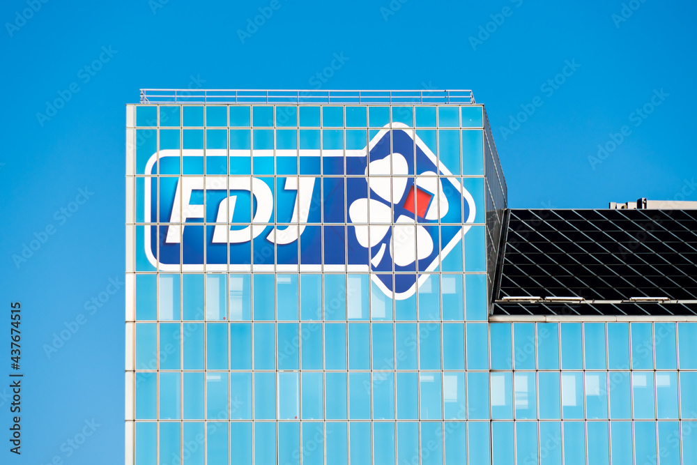 Foto de Boulogne-Billancourt, France - 6 juin 2021: Logo sur le ...
