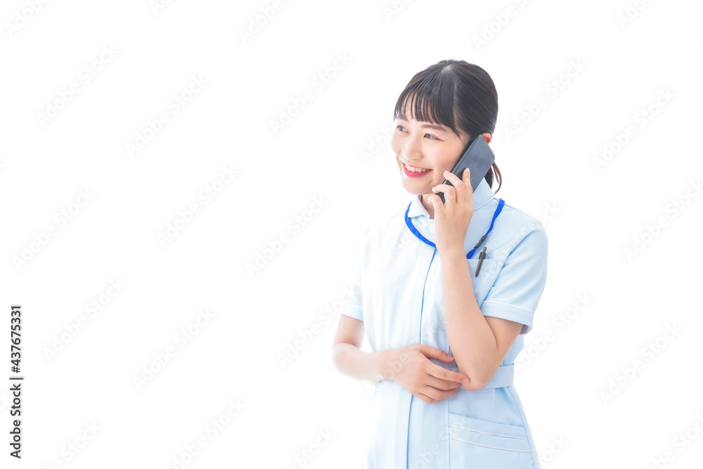 スマホを使う若い看護師