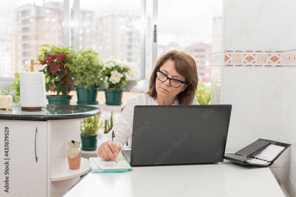 mujer tomando notas trabajando con portatil mujer tomando notas trabajando con portatil