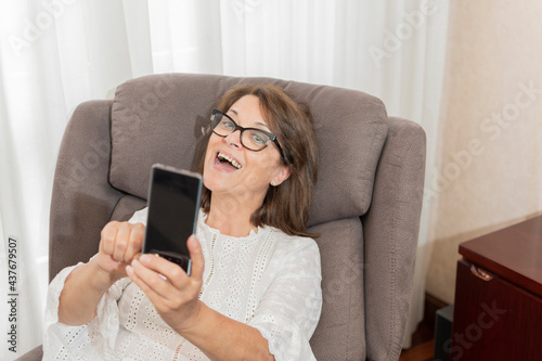 mujer mayor haciéndose un selfie