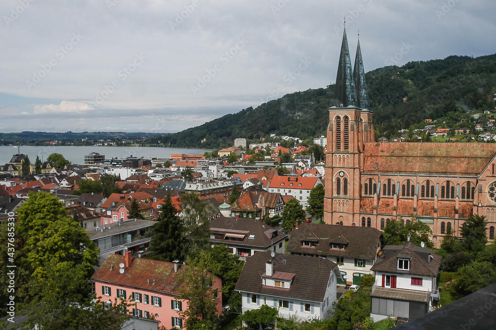 Vista de Bregenz e iglesia de Herz-Jesu en la costa del lago de Constanza, Austria