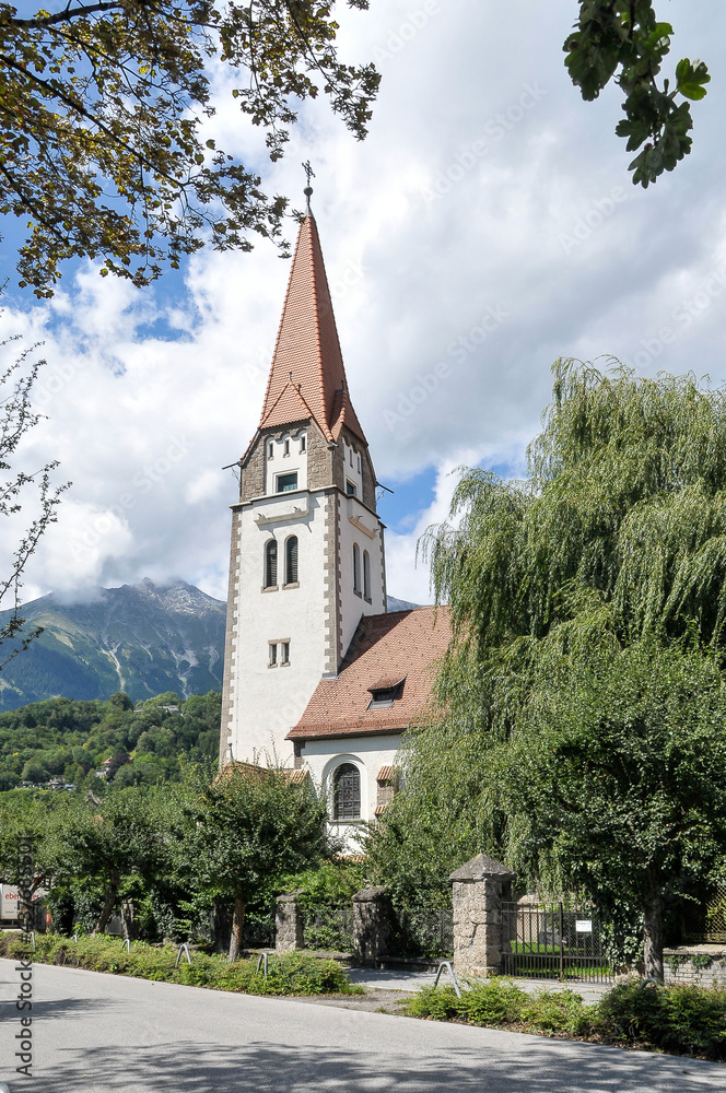 Jardines e iglesia de Cristo en un barrio residencial a las afueras de la ciudad de Innsbruck, Austria