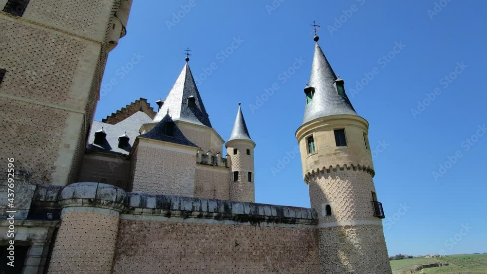 Vista del majestuoso real alcázar de Segovia, España Vista del majestuoso real alcázar de Segovia, España