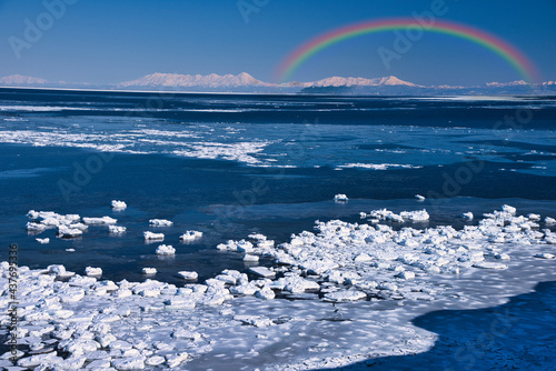 オホーツク海の流氷原にかかる虹