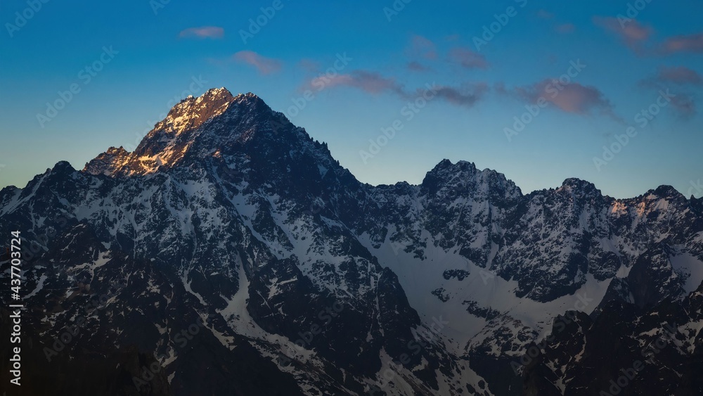 Zbliżenie na szczyt Gerlachu w Tatrach o poranku - obrazy, fototapety, plakaty 
