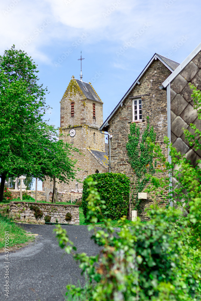 Eglise du village de Cerisy-Belle-Etoile (Orne, Normandie)