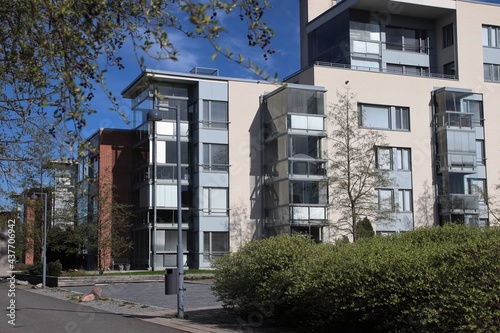 Cuadro en lienzo Modern spacious apartment houses in a good neighbourhood near nature, city center and services