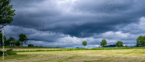 Paysage d'Auvergne en Haute-Loire en France au printemps avec un ciel menaçant