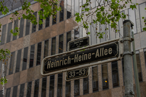 Ein Straßenschild "Heinrich-Heine-Allee" in der Heinrich-Heine-Alle in Düsseldorf