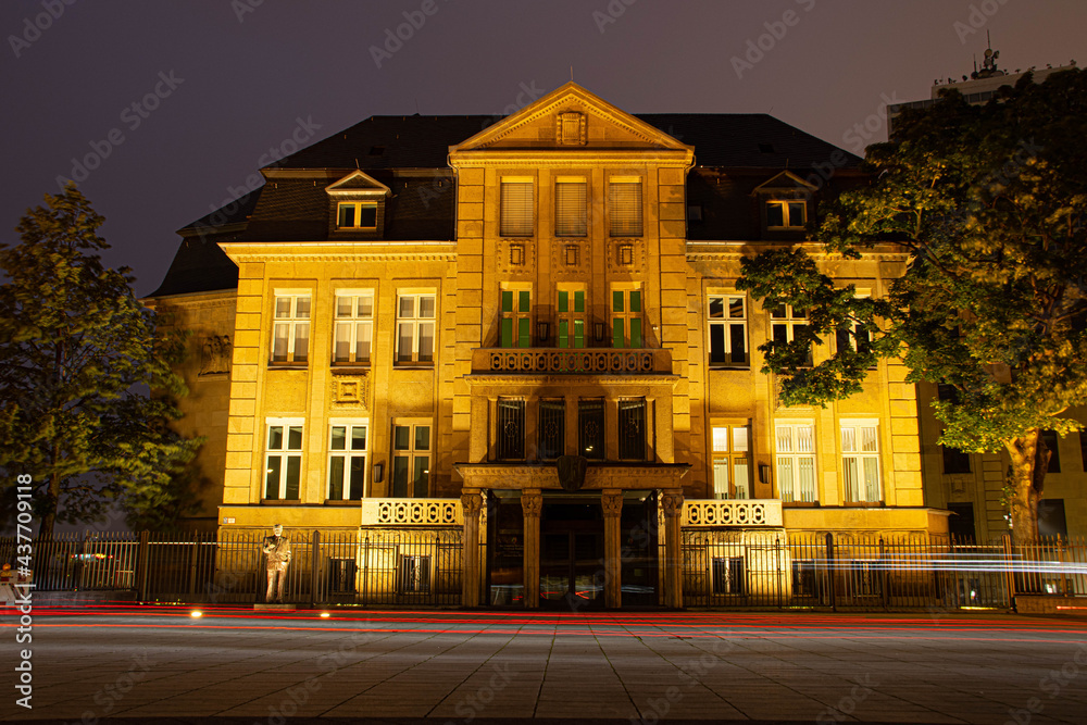 Naklejka premium Das düsseldorfer Rathaus an der Rheinpromenade bei Nacht