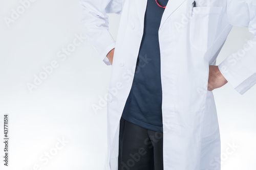 白衣姿の男性医師 腰に手を当てる