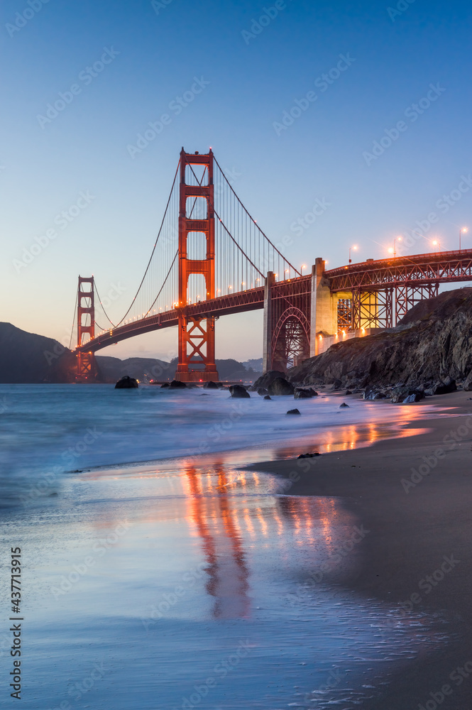 Fototapeta premium Golden Gate Bridge at night, San Francisco, California, USA