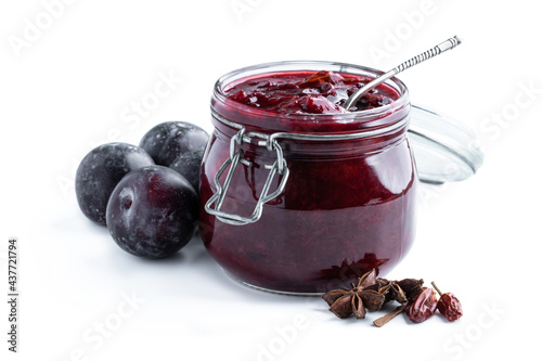 Φωτογραφία Homemade plum chutney in glass jar isolated on white