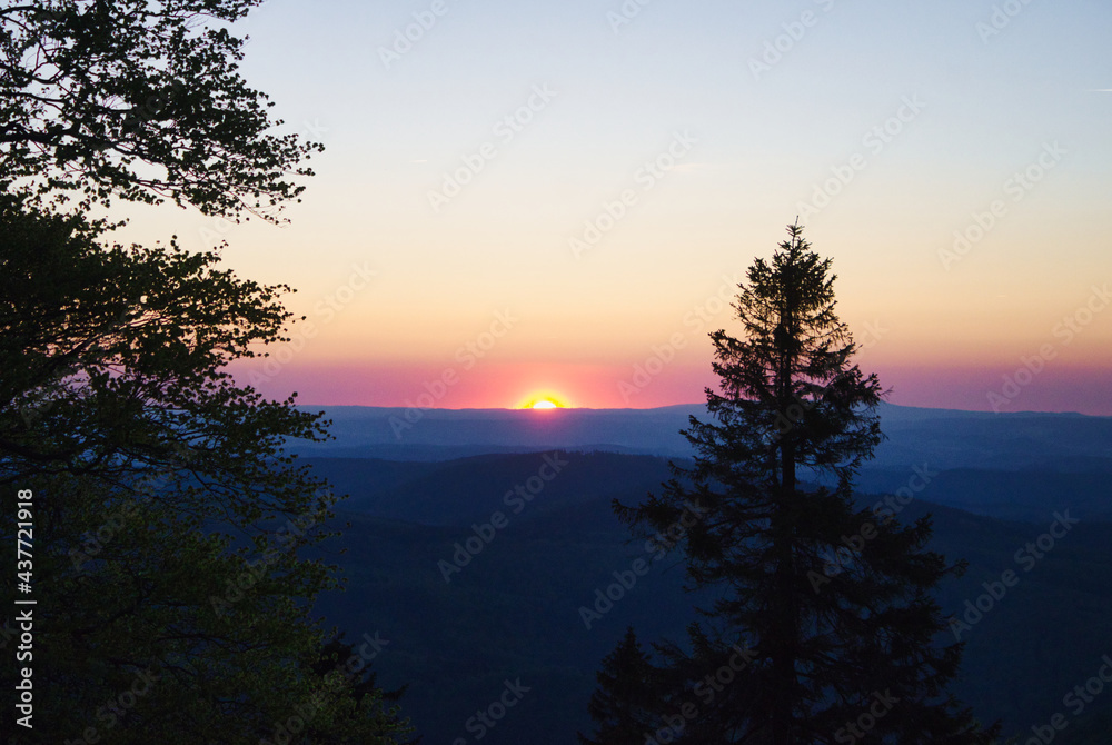 Der Sonnenuntergang am Inselsberg im späten Frühling.