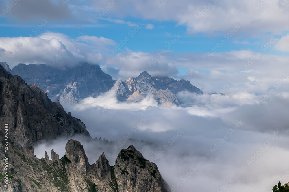 Bergmassiv in den Wolken