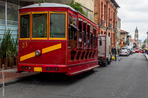 Wallpaper Mural tranvia colorido esitlo antiguo en el centro de Bogota Torontodigital.ca