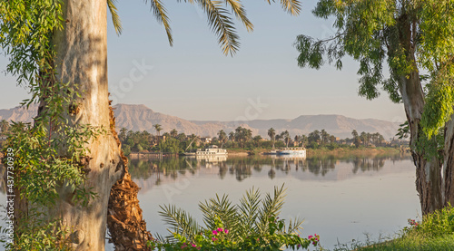 Cuadro en lienzo Landscape view across nile river west luxor west bank