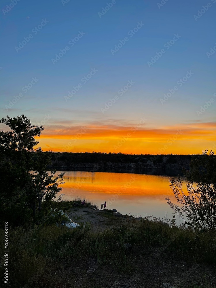 Obraz premium sunset over lake