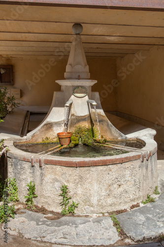 La vieille fontaine du village de Cliouscat en Drôme provençale