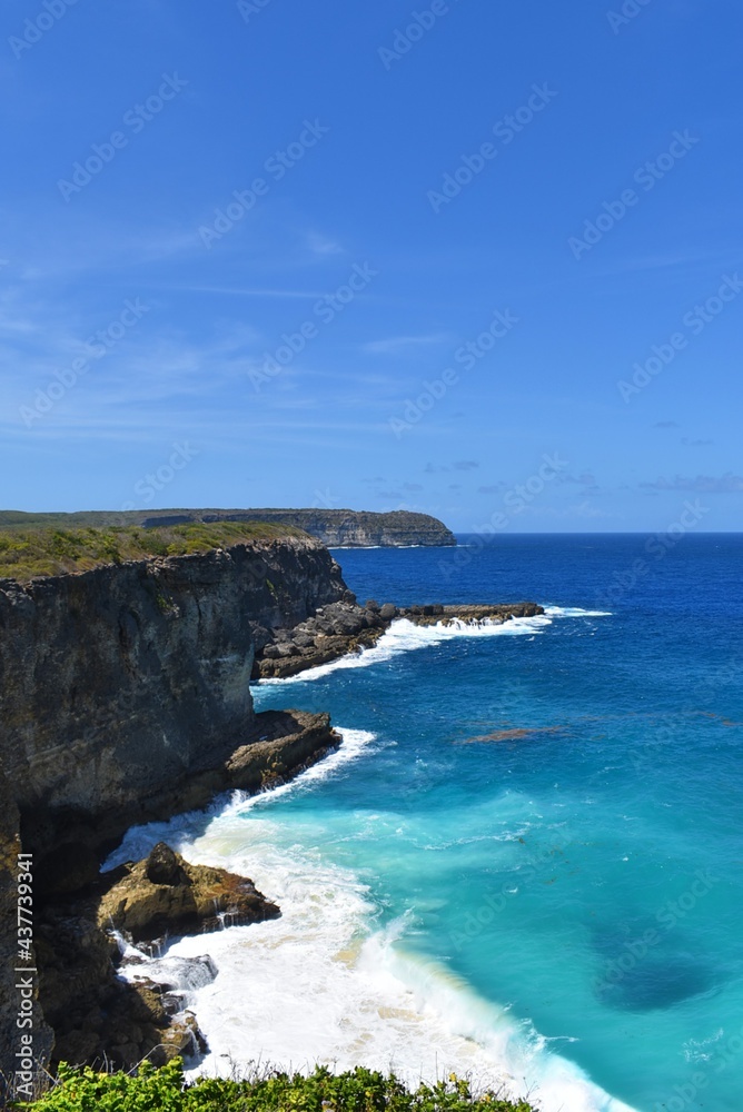 Vue d'une falaise en Guadeloupe Vue d'une falaise en Guadeloupe