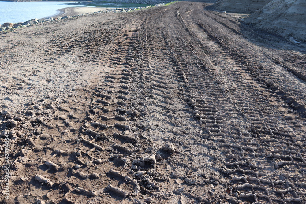 Traces de tracteur sur la route. Chemin de terre. marques. Traces de tracteur sur la route. Chemin de terre. marques.