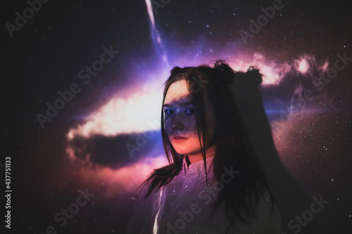 Junge Frau im Weltraum Projektion Beamer Technologie Zukunft Farben colorisation by  tigerraw  © TIGERRAW
