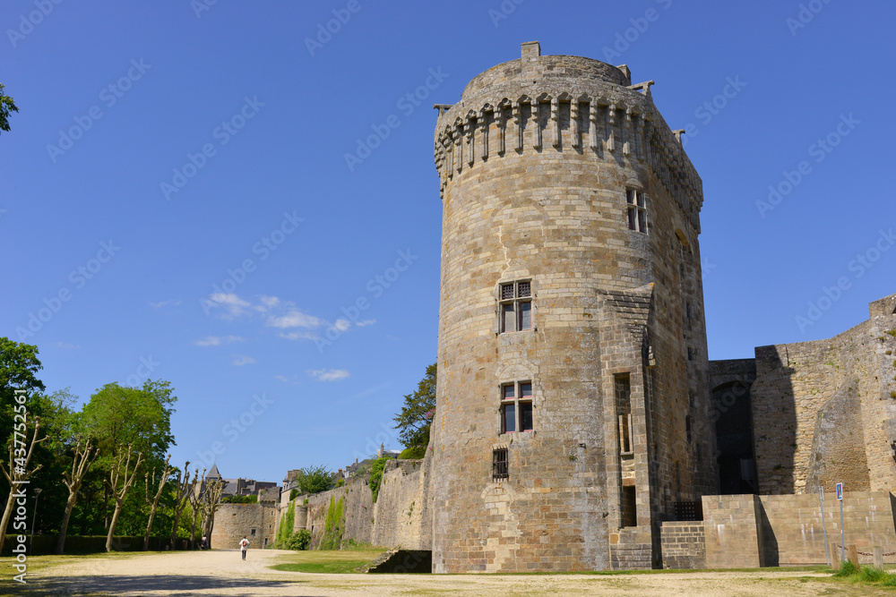 Tour et remparts du château fort (14è siècle) de Dinan (22100), département des Côtes-d'Armor en région Bretagne, France