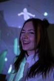 Junge Frau im Weltraum Projektion Beamer Technologie Farben colorisation  
