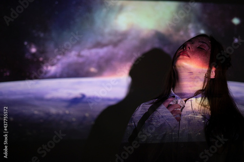 Junge Frau im Weltraum Projektion Beamer Technologie Farben colorisation by #tigerraw 