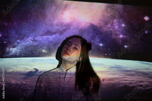 Junge Frau im Weltraum Projektion Beamer Technologie Farben colorisation by #tigerraw 