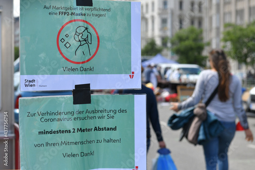 FFP2-Maskenpflicht auf dem bekannten Naschmarkt in Wien, Österreich, Europa photo