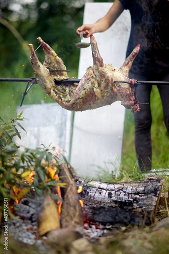Méchoui au barbecue - cuisson viande feu à la broche - aliment nourriture agneau animal