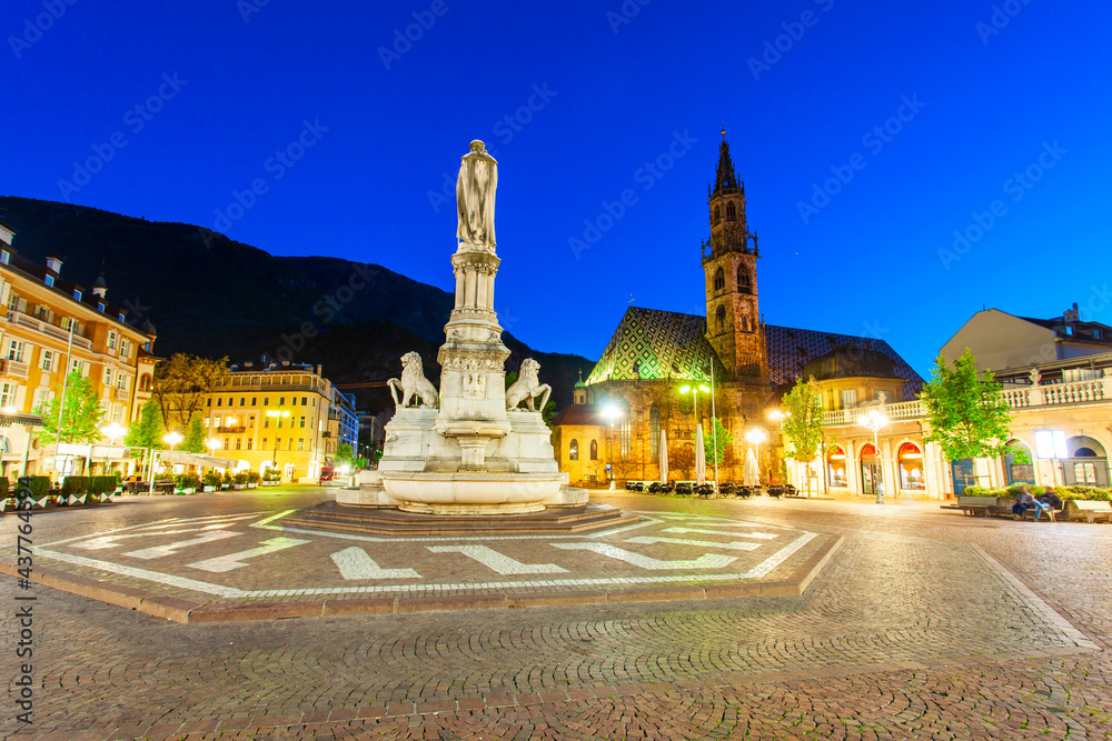Naklejka premium Waltherplatz main square in Bolzano