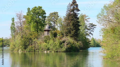 Tableau sur toile Paysage d'arbres au bord de l'eau, île du lac inférieur du Bois de Boulogne à Pa