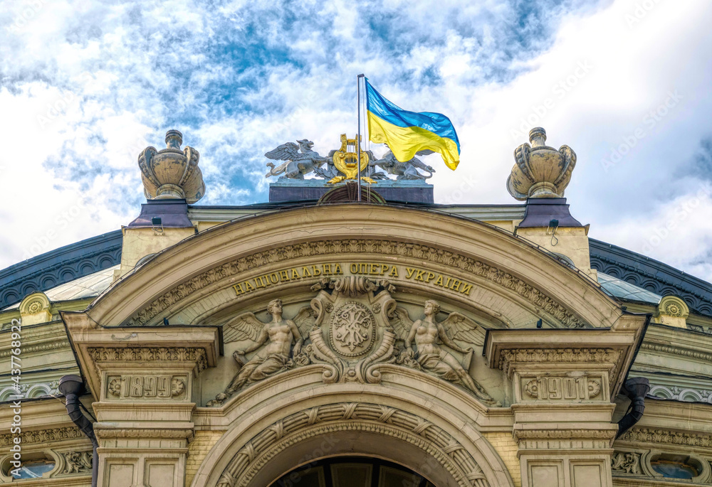 Fototapeta premium National Academic Theater of Opera and Ballet of Ukraine named after T.G. Shevchenko - theater of opera and ballet in Kiev