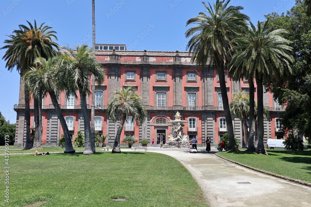 Napoli - Facciata laterale del Museo di Capodimonte dal Belvedere