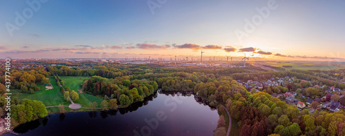 Sonnenuntergang in Bremerhaven, Luftaufnahme vom Speckenbütteler Park und Umgebung mit der Drohne, Aussicht auf die Weser, den Hafen und die Windräder