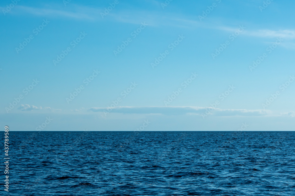 Obraz premium Relaxing seascape with beautiful blue skies and waves.