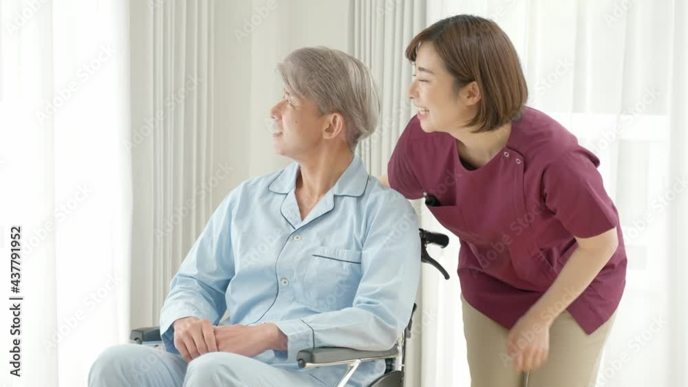 車椅子に乗った患者と看護師