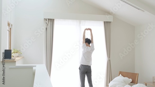 Konstfotografi 寝室でストレッチをする男性